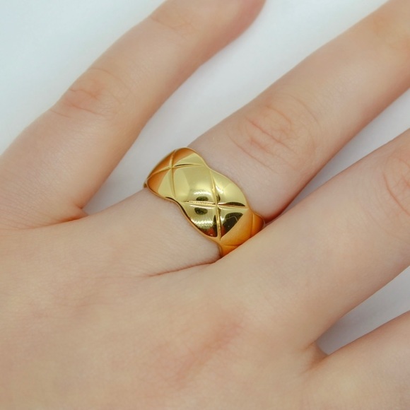 Wide Wavy Ring - Picture 5 of 5